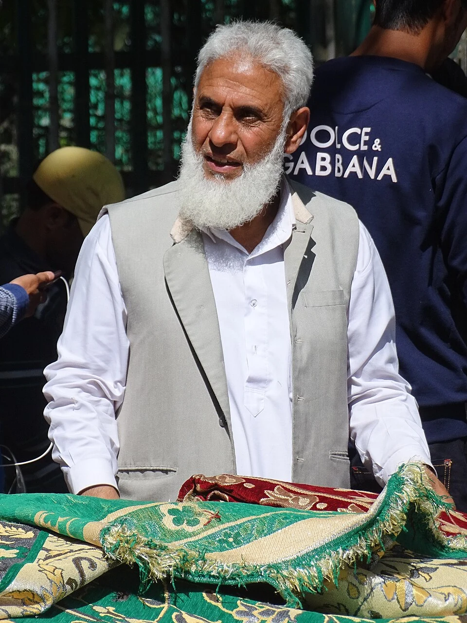 Kashmir Carpets: Knots, Design and Artisan Work