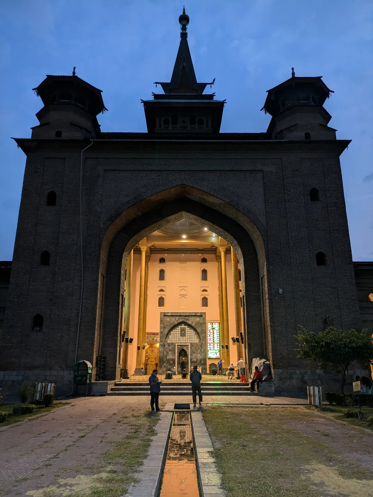 Jamia Masjid, Srinagar: Worship, Timber Architecture and History