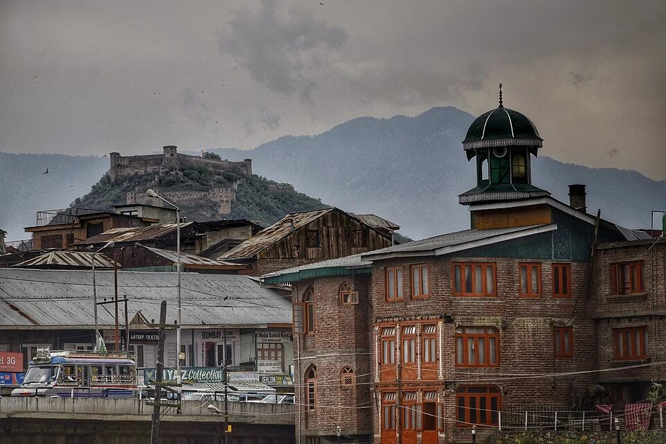 Nowhatta: Neighbourhood and Mosque Setting in Old Srinagar